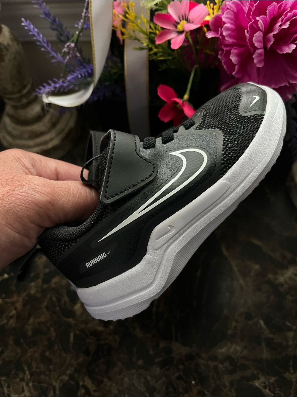 Nike Cosmic Runner
Athlete/School Shoes
Size 8C Unisex
Black-White